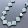 Collana pietra lavica quadrado foro diagonale 25mm con pietre miste annodato