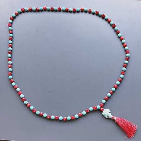 Collana mala pasta di turchese liscio con pasta di corallo sferico liscio e nappina rossa annodato