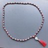 Collana mala pasta di turchese liscio con pasta di corallo sferico liscio e nappina rossa annodato
