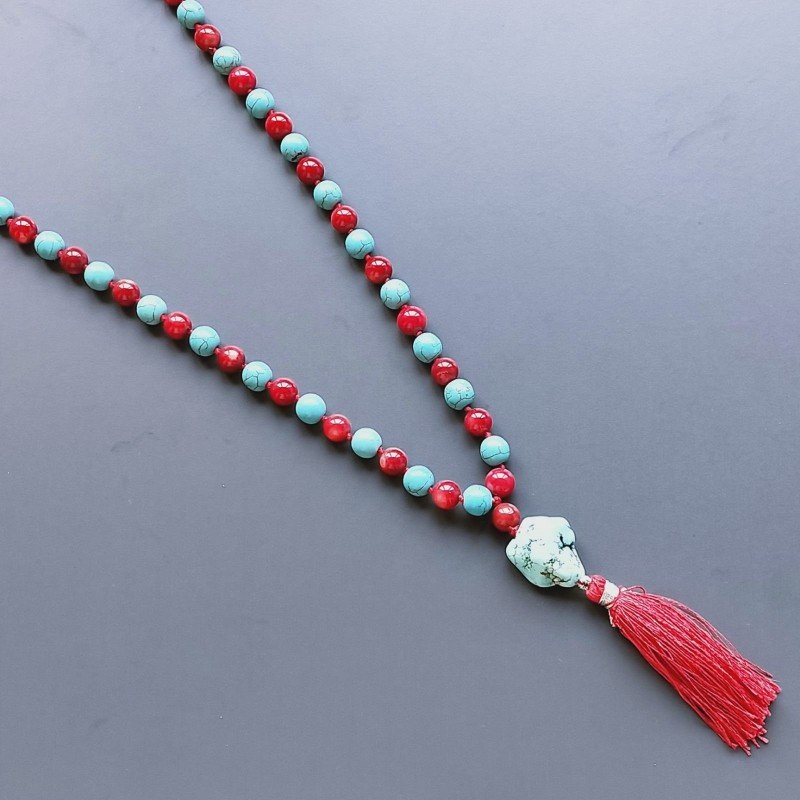 Collana mala pasta di turchese liscio con pasta di corallo sferico liscio e nappina rossa annodato