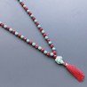 Collana mala pasta di turchese liscio con pasta di corallo sferico liscio e nappina rossa annodato