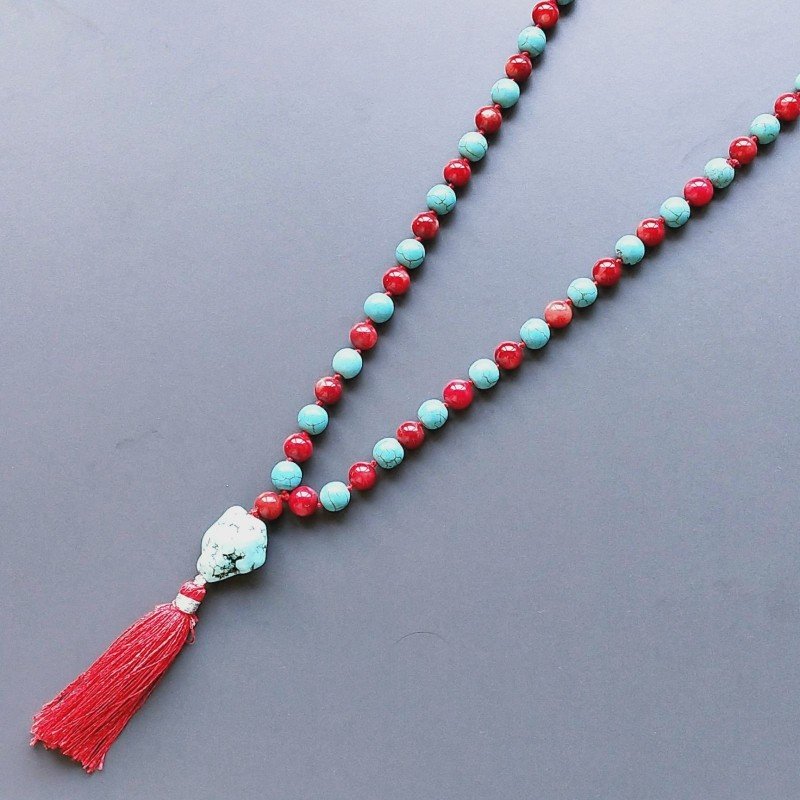 Collana mala pasta di turchese liscio con pasta di corallo sferico liscio e nappina rossa annodato