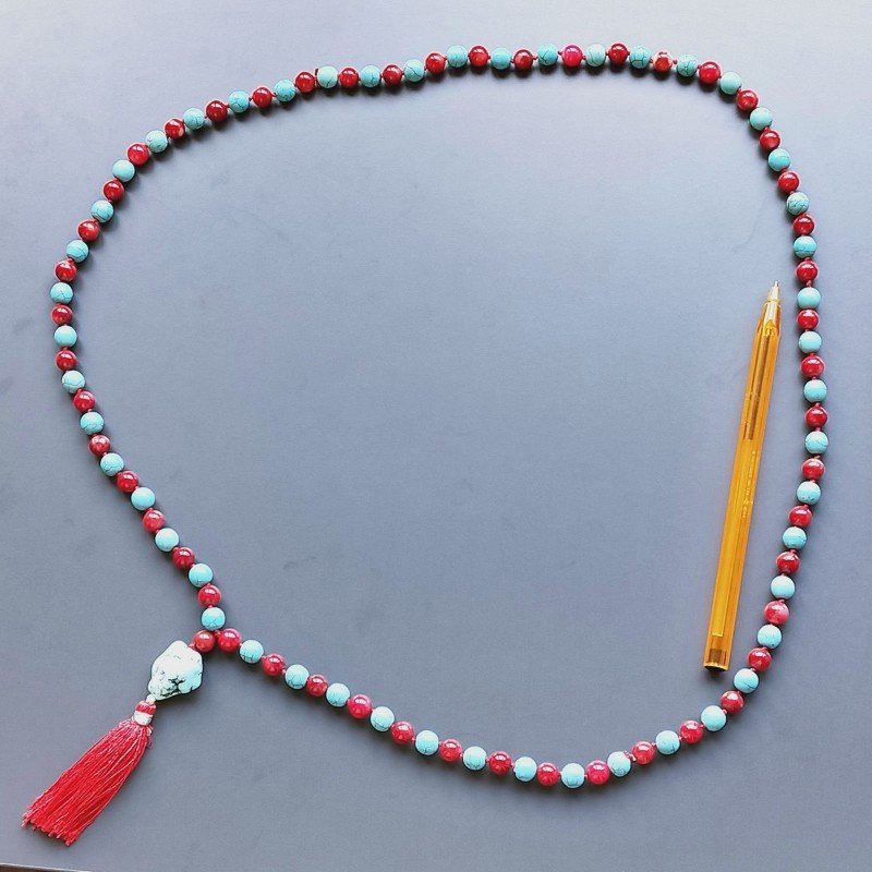 Collana mala pasta di turchese liscio con pasta di corallo sferico liscio e nappina rossa annodato