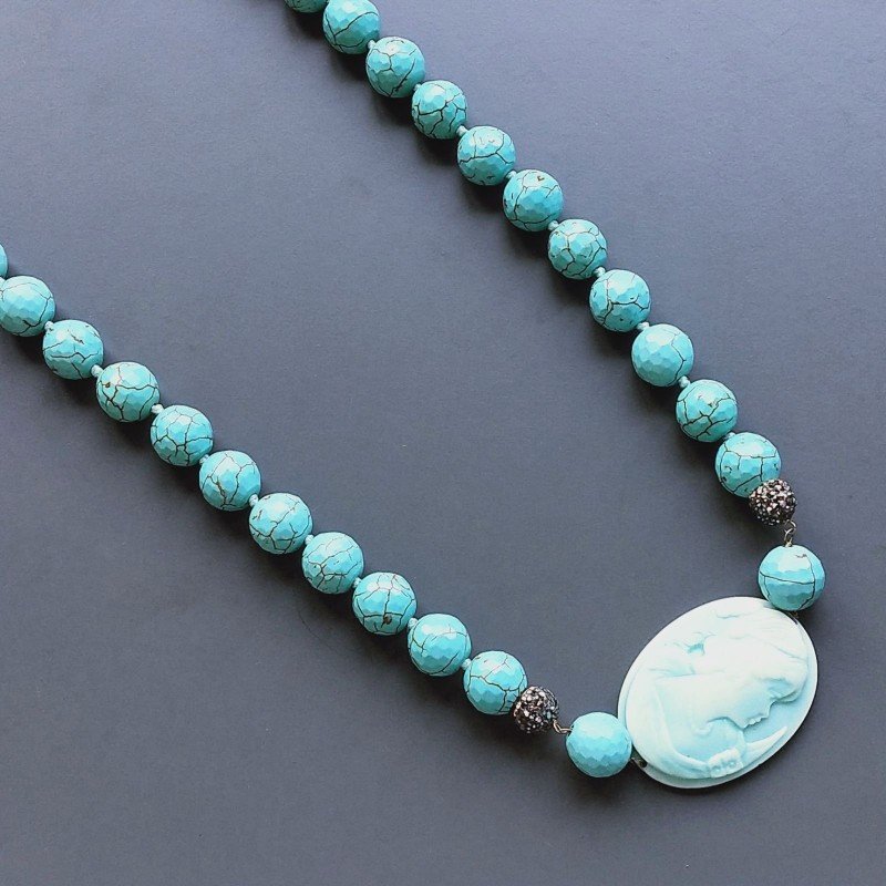 Collana pasta di turchese sferico sfac con centrale in cameo resina annodato