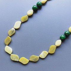 Collana giada oliva foglia liscia 13x20 mm con pietre dure miste annodato