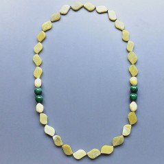 Collana giada oliva foglia liscia 13x20 mm con pietre dure miste annodato