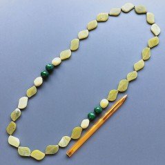 Collana giada oliva foglia liscia 13x20 mm con pietre dure miste annodato
