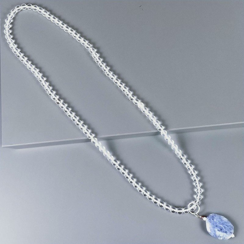 Collana cristallo sferico liscio 8 mm con pendente di iolite sassi sfac infilato Collana cristallo sferico liscio 8 mm con pendente di iolite sassi sfac infilato