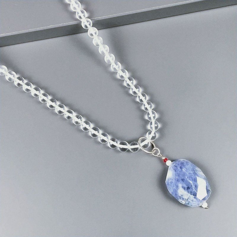 Collana cristallo sferico liscio 8 mm con pendente di iolite sassi sfac infilato Collana cristallo sferico liscio 8 mm con pendente di iolite sassi sfac infilato