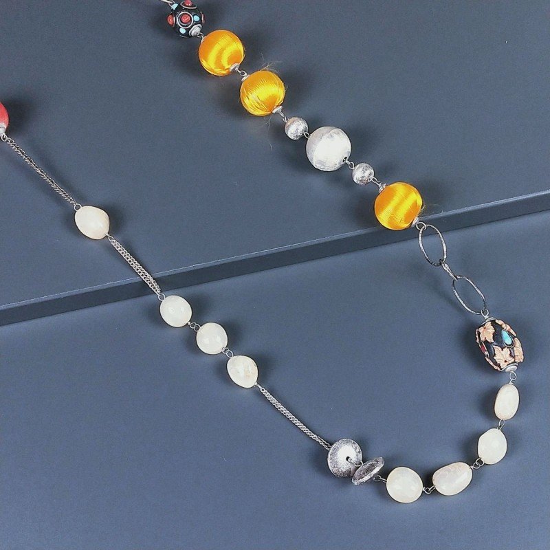 Collana intrecciata con pietre dure miste e ottone argentato 100 cm