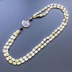 Collana giada limone rettangolare liscio borsi arrotondati e centrale cristallo di rocca annodato