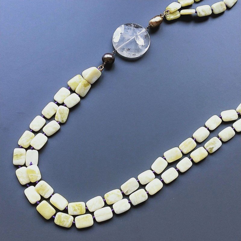 Collana giada limone rettangolare liscio borsi arrotondati e centrale cristallo di rocca annodato