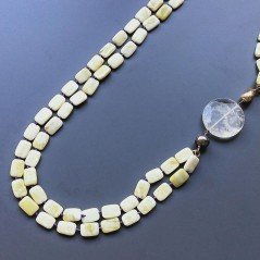 Collana giada limone rettangolare liscio borsi arrotondati e centrale cristallo di rocca annodato