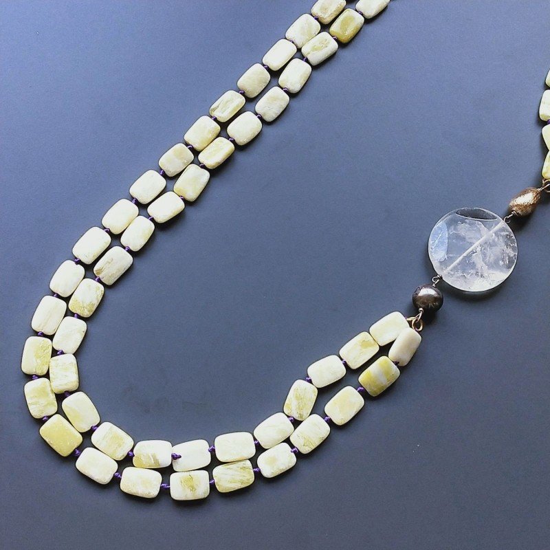 Collana giada limone rettangolare liscio borsi arrotondati e centrale cristallo di rocca annodato
