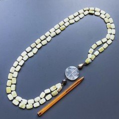 Collana giada limone rettangolare liscio borsi arrotondati e centrale cristallo di rocca annodato