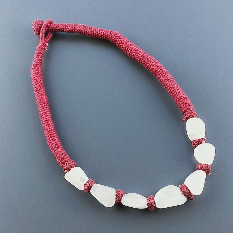 Collana girocollo di seta indiana bordò con sassi quarzo rosa irregolari lisci