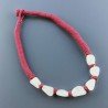 Collana girocollo di seta indiana bordò con sassi quarzo rosa irregolari lisci