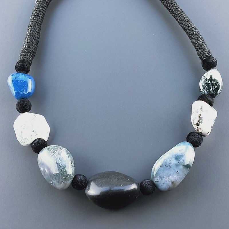 Collana girocollo di seta indiana con sassi aulite liscia