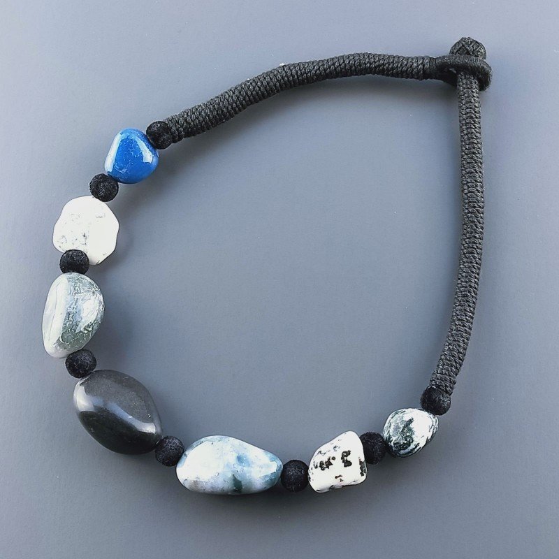 Collana girocollo di seta indiana con sassi aulite liscia