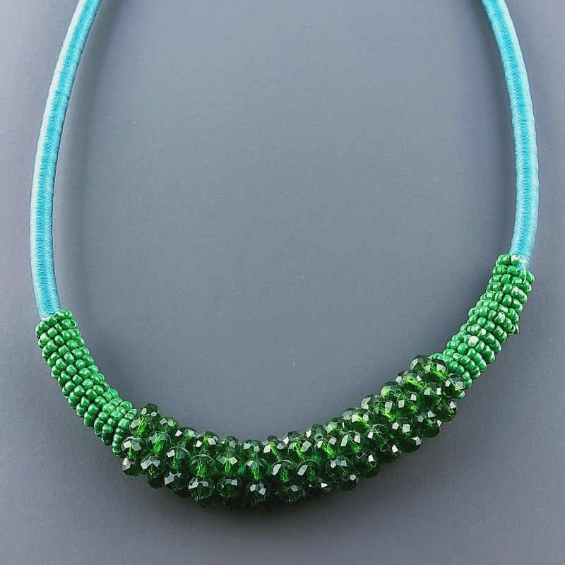 Collana girocollo cannuccia verde con cristallo verde rondelle sfac