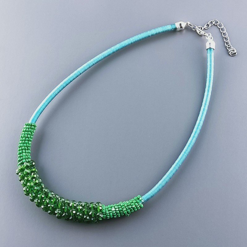 Collana girocollo cannuccia verde con cristallo verde rondelle sfac