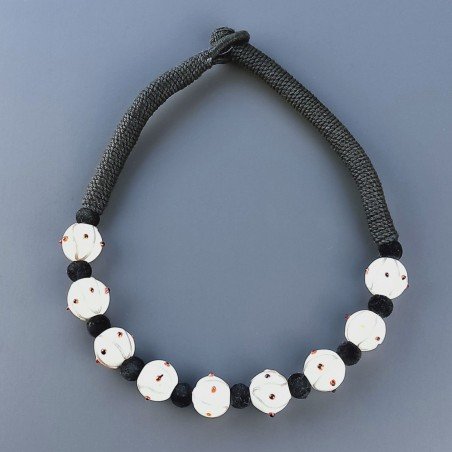 Collana girocollo di seta indiana nera con vetro di murano bianco lavorato tondo liscio