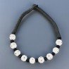 Collana girocollo di seta indiana nera con vetro di murano bianco lavorato tondo liscio