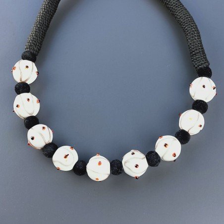 Collana girocollo di seta indiana nera con vetro di murano bianco lavorato tondo liscio