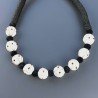 Collana girocollo di seta indiana nera con vetro di murano bianco lavorato tondo liscio