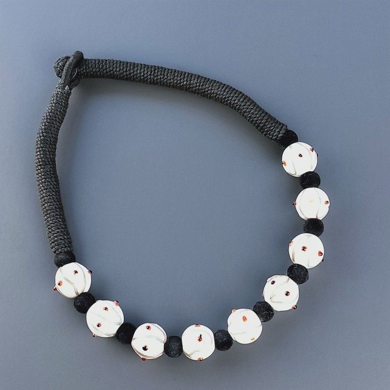 Collana girocollo di seta indiana nera con vetro di murano bianco lavorato tondo liscio