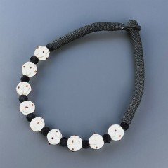 Collana girocollo di seta indiana nera con vetro di murano bianco lavorato tondo liscio