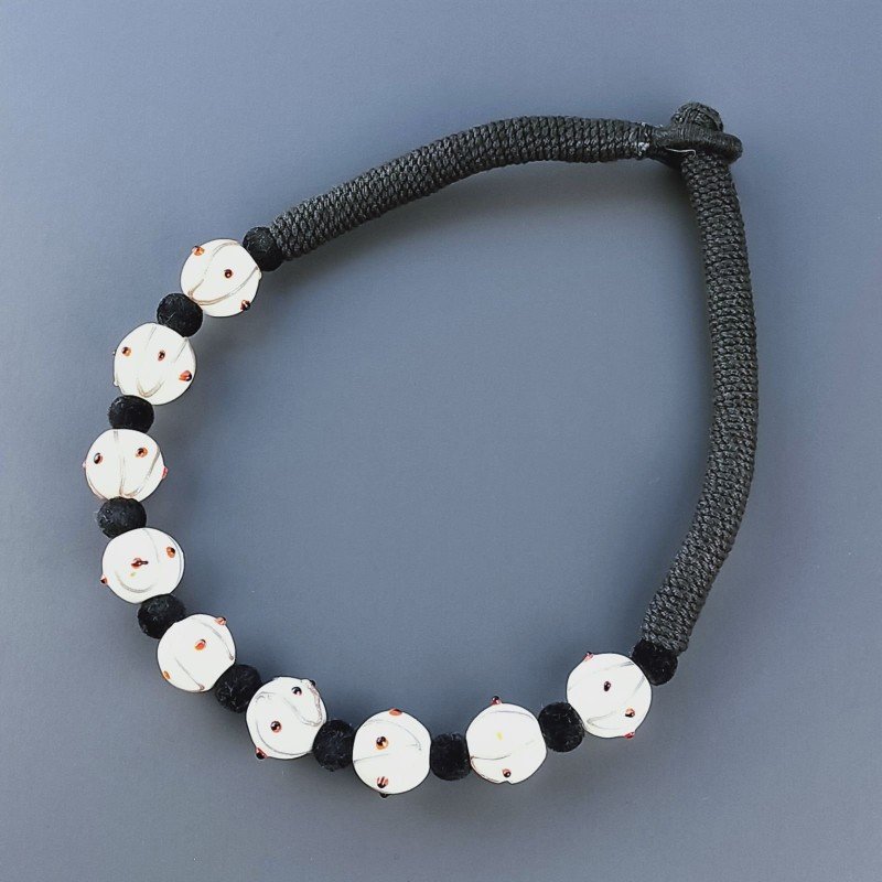 Collana girocollo di seta indiana nera con vetro di murano bianco lavorato tondo liscio