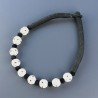 Collana girocollo di seta indiana nera con vetro di murano bianco lavorato tondo liscio