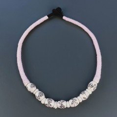 Collana girocollo di seta indiana rosa con ceramica rosa barilotto lavorato fiore