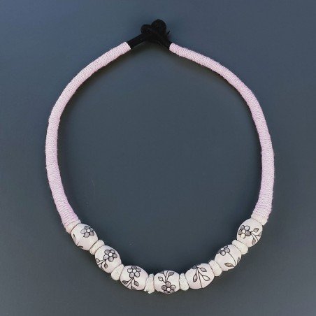 Collana girocollo di seta indiana rosa con ceramica rosa barilotto lavorato fiore