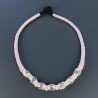 Collana girocollo di seta indiana rosa con ceramica rosa barilotto lavorato fiore