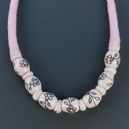 Collana girocollo di seta indiana rosa con ceramica rosa barilotto lavorato fiore