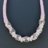 Collana girocollo di seta indiana rosa con ceramica rosa barilotto lavorato fiore