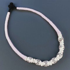 Collana girocollo di seta indiana rosa con ceramica rosa barilotto lavorato fiore