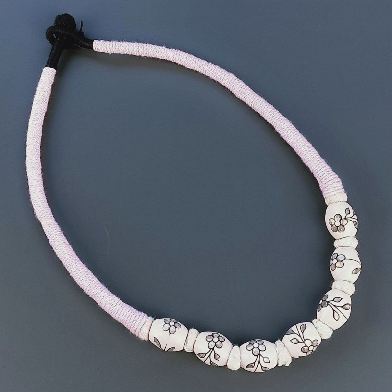 Collana girocollo di seta indiana rosa con ceramica rosa barilotto lavorato fiore