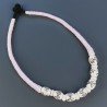 Collana girocollo di seta indiana rosa con ceramica rosa barilotto lavorato fiore