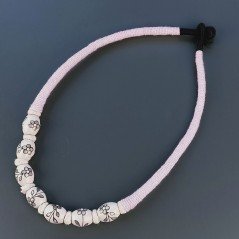 Collana girocollo di seta indiana rosa con ceramica rosa barilotto lavorato fiore