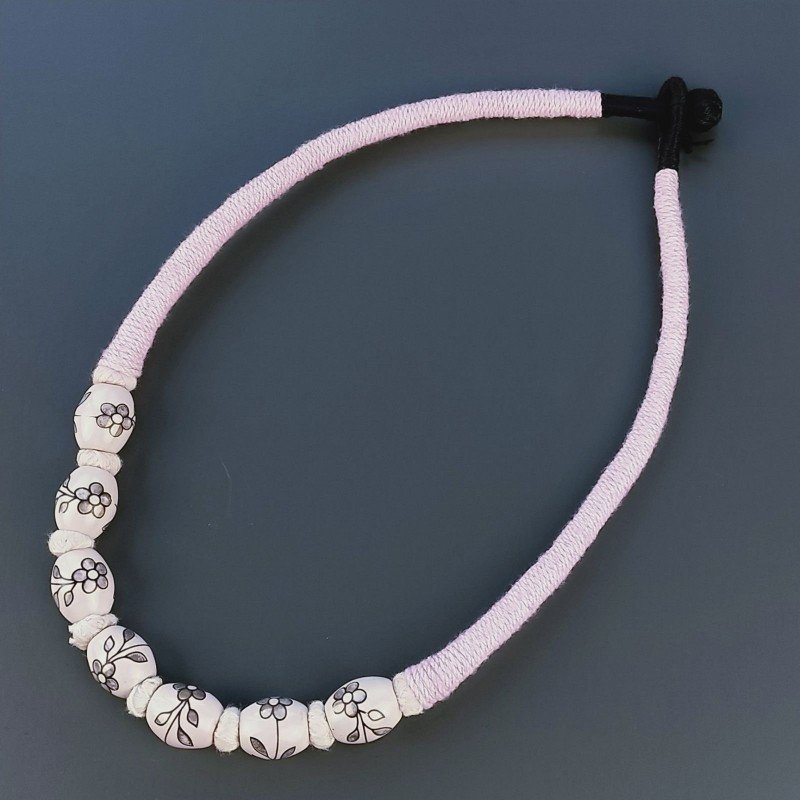 Collana girocollo di seta indiana rosa con ceramica rosa barilotto lavorato fiore