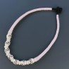 Collana girocollo di seta indiana rosa con ceramica rosa barilotto lavorato fiore