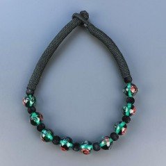 Collana girocollo di seta indiana nera con vetro di murano tondo lavorato fiore verde liscio