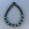 Collana girocollo di seta indiana nera con vetro di murano tondo lavorato fiore verde liscio