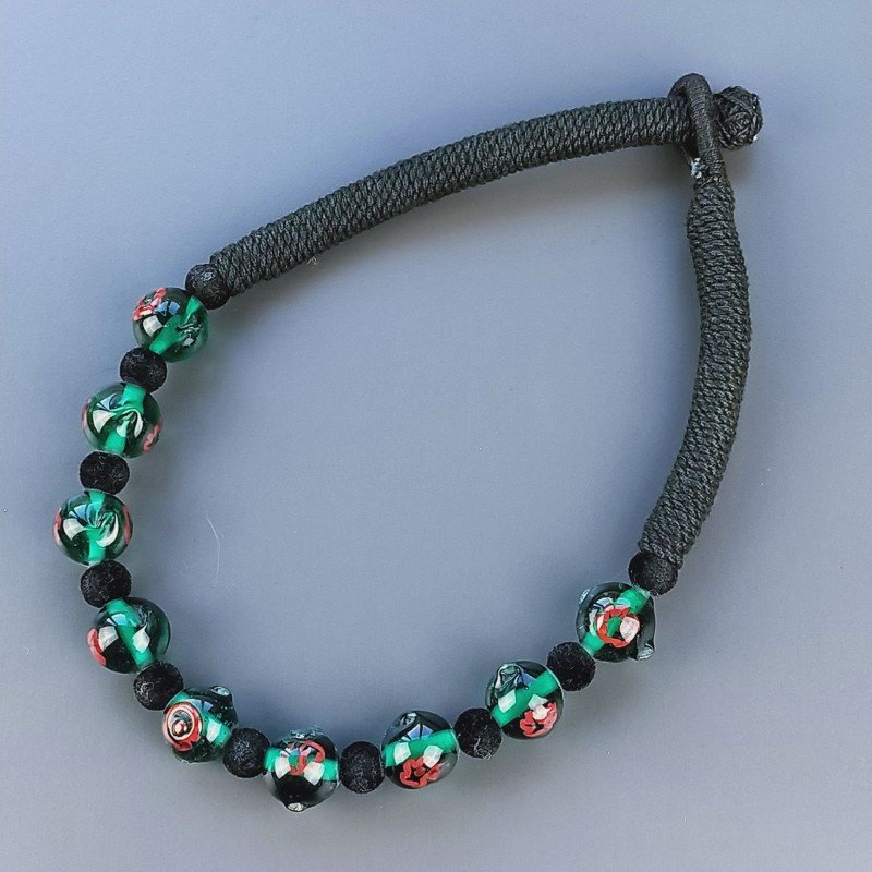 Collana girocollo di seta indiana nera con vetro di murano tondo lavorato fiore verde liscio