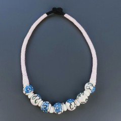 Collana girocollo di seta indiana rosa con ceramica rosa tondo lavorato fiore