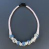 Collana girocollo di seta indiana rosa con ceramica rosa tondo lavorato fiore
