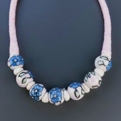 Collana girocollo di seta indiana rosa con ceramica rosa tondo lavorato fiore